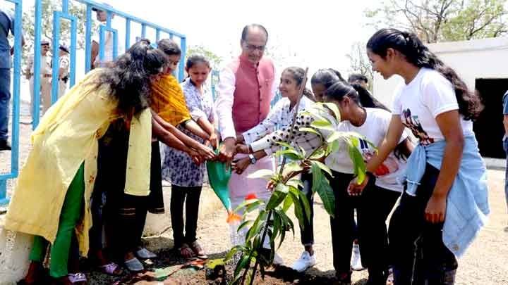 मुख्यमंत्री श्री चौहान ने लाड़ली लक्ष्मी दिवस पर लाड़ली बेटियों के साथ लगाए पौधे